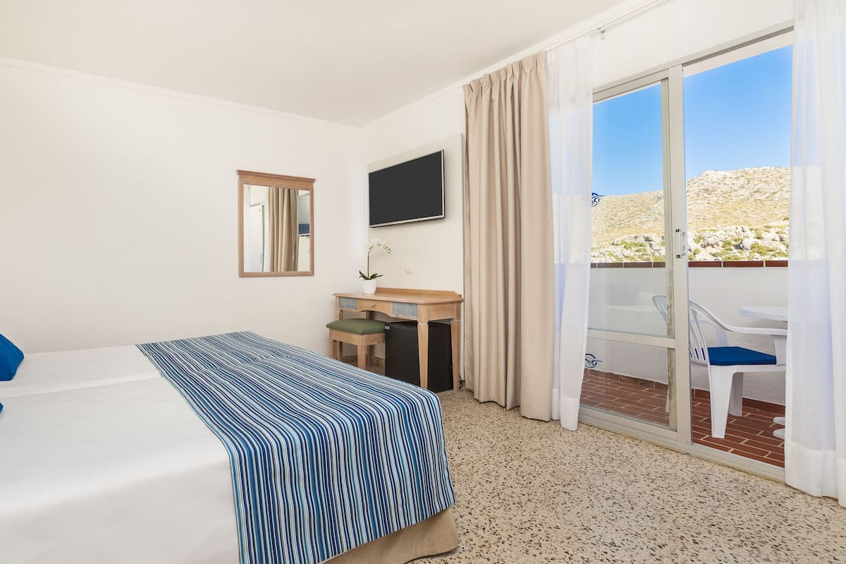 Blackout curtains, WiFi, bed sheets