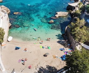 Playa privada en los alrededores y vóleibol de playa 