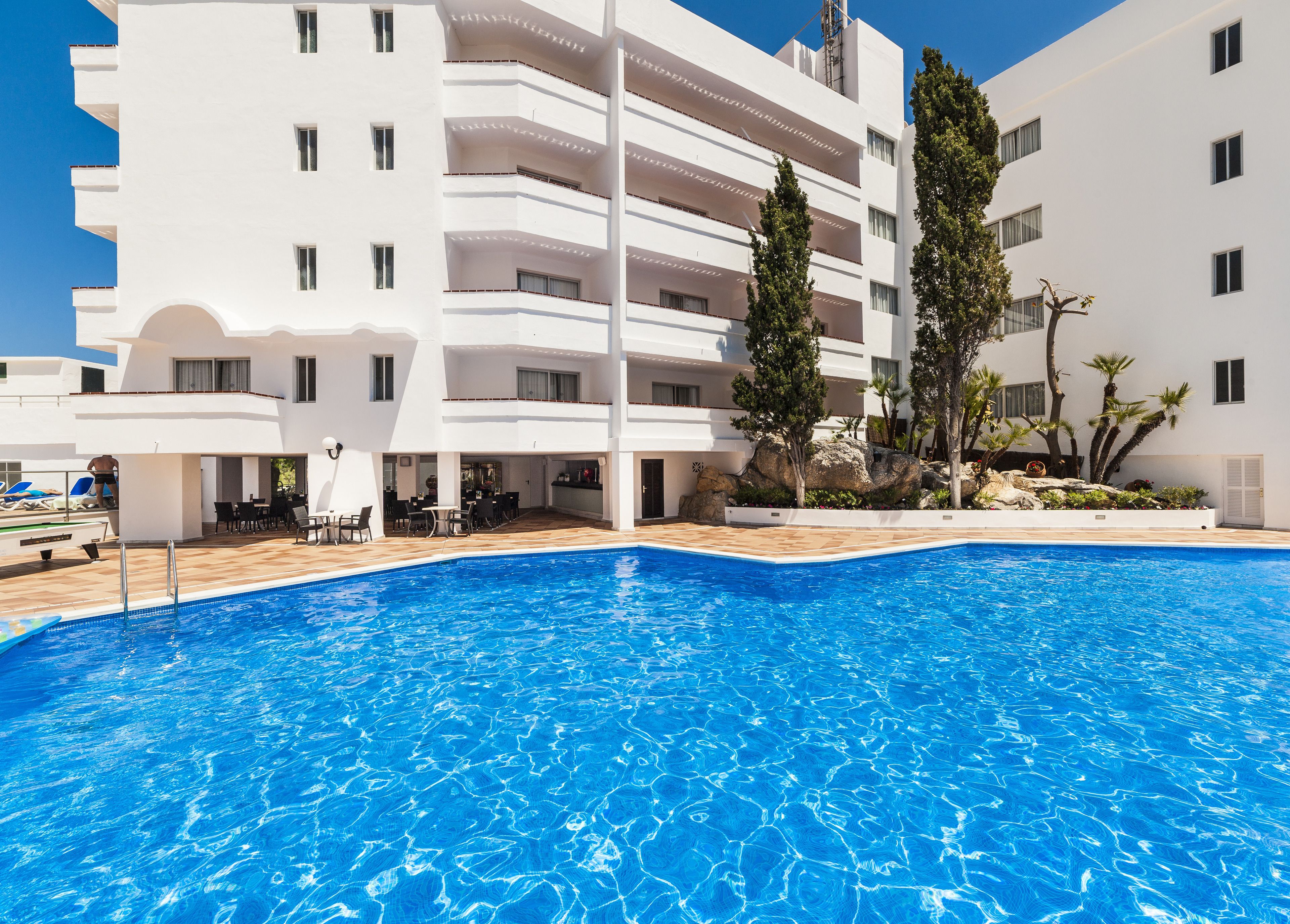 Piscina externa, guarda-sóis, espreguiçadeiras