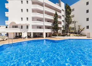 Outdoor pool, pool umbrellas, pool loungers - Globales Simar (Pollença)