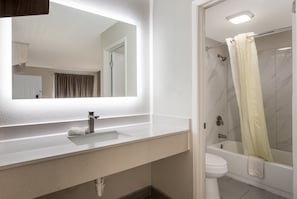 Articles de toilette (gratuits), séchoir à cheveux, serviettes fournies