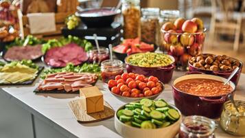 Daily buffet breakfast (NOK 195 per person)