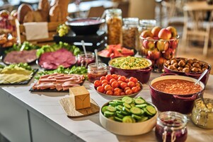 Daily buffet breakfast (NOK 195 per person)