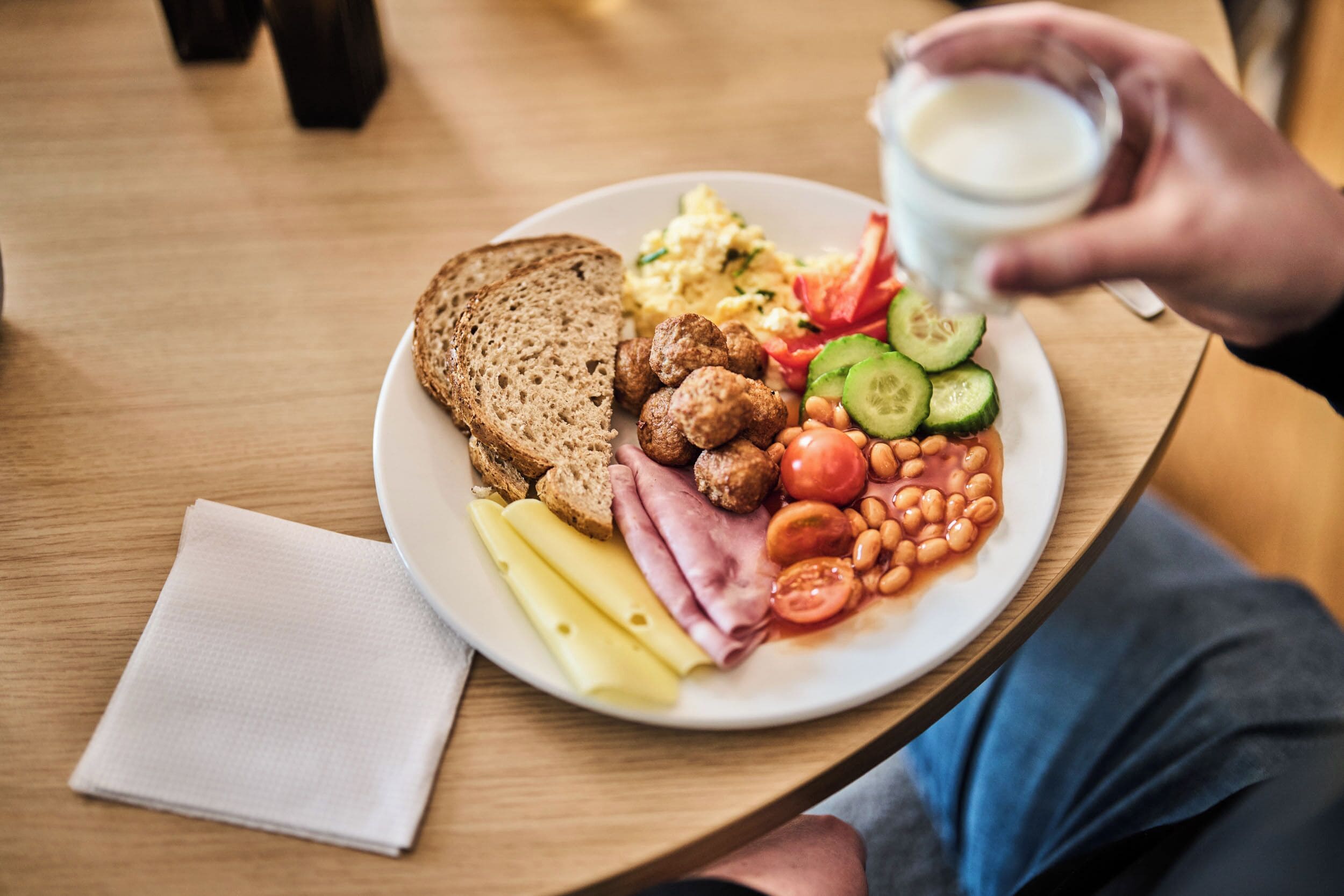 daily buffet breakfast (nok 195 per person)