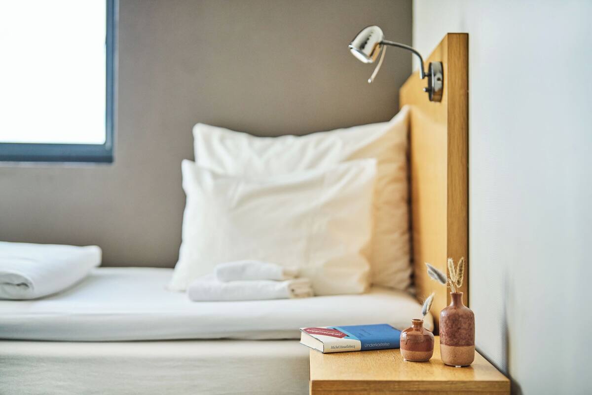 single room | 2 bedrooms, pillow-top beds, desk, soundproofing