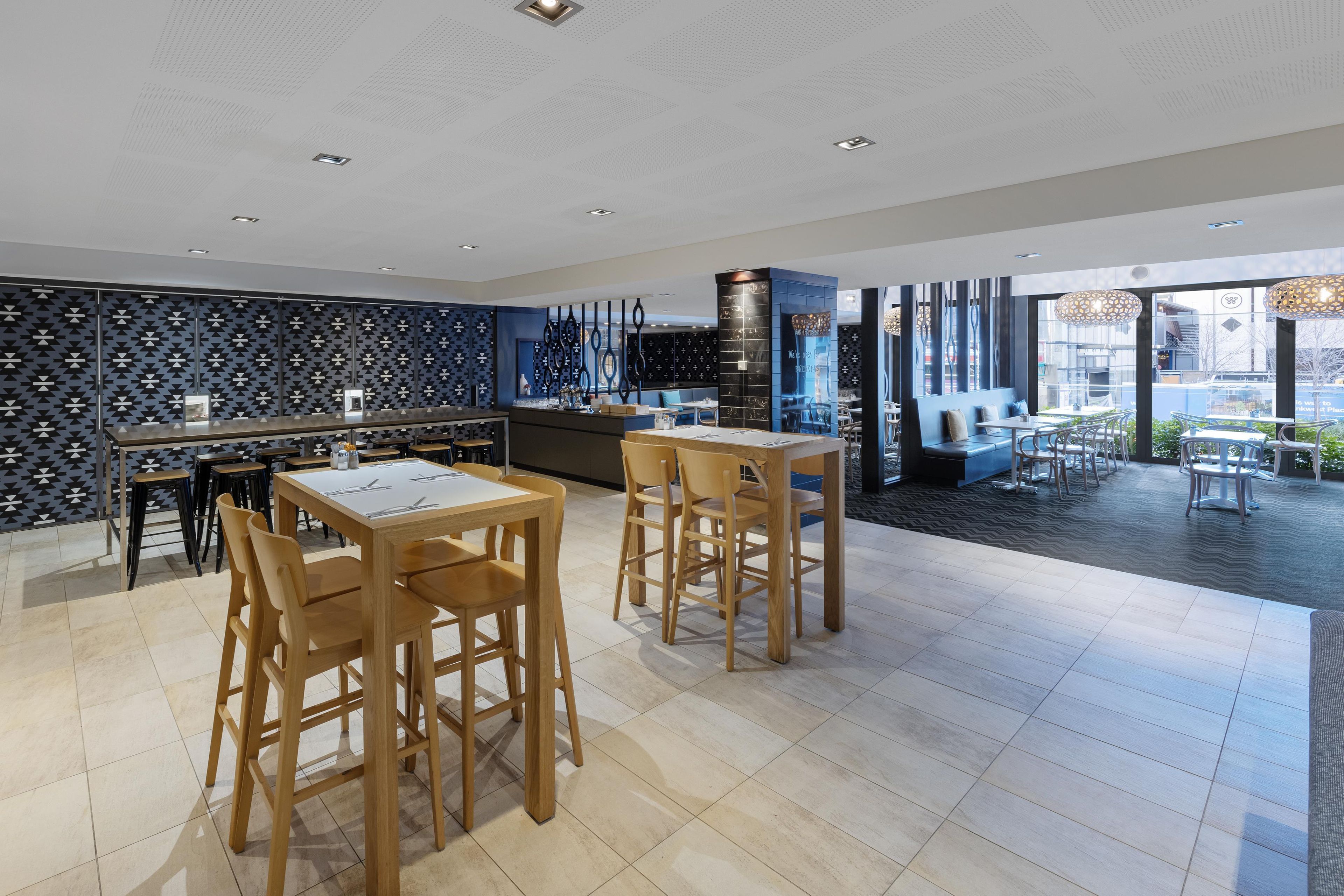 Un interior moderno con comedor, cocina y zona de estar exterior.