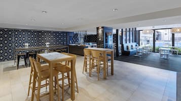 Un interior moderno con comedor, cocina y zona de estar exterior.