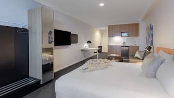 1 habitación, caja de seguridad en la habitación y escritorio