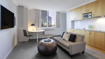 1 habitación, caja de seguridad en la habitación y escritorio