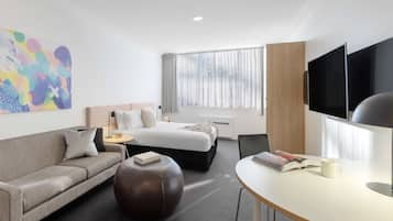 1 slaapkamer, een kluis op de kamer, een bureau, een laptopwerkplek