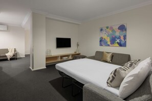 In-room safe, desk, laptop workspace, blackout curtains - Oaks Perth Hotel (Perth)