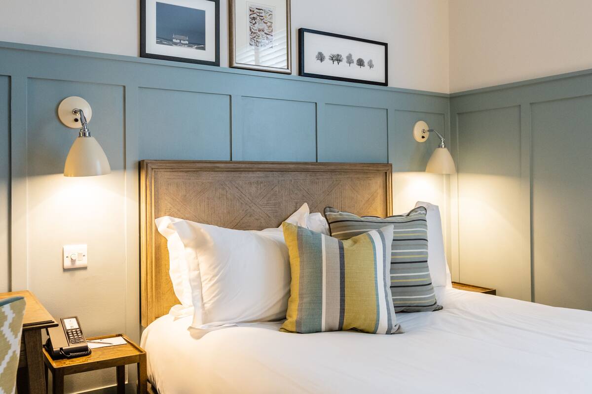 snug room | 1 bedroom, premium bedding, pillow-top beds, minibar