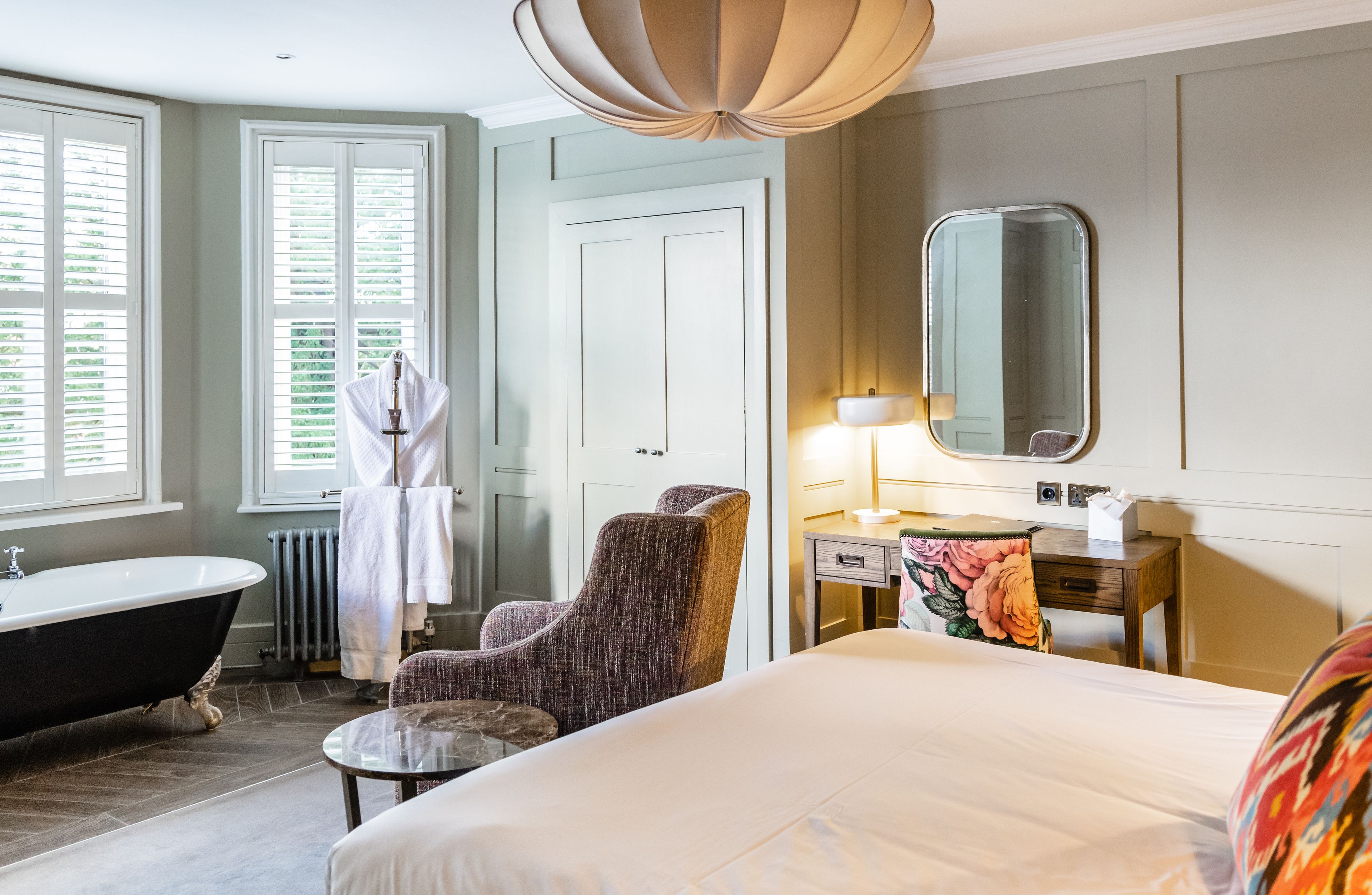 Phòng đôi Deluxe | Bộ đồ giường cao cấp, nệm có lớp đệm bông, minibar 