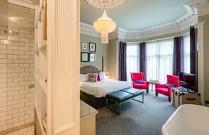 Kahden hengen deluxe-huone | Ylelliset vuodevaatteet, pillowtop-patjalliset sängyt, minibaari