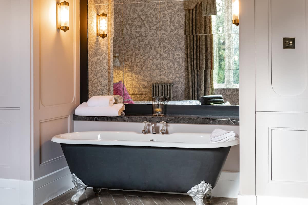 comfy room | deep-soaking bathtub