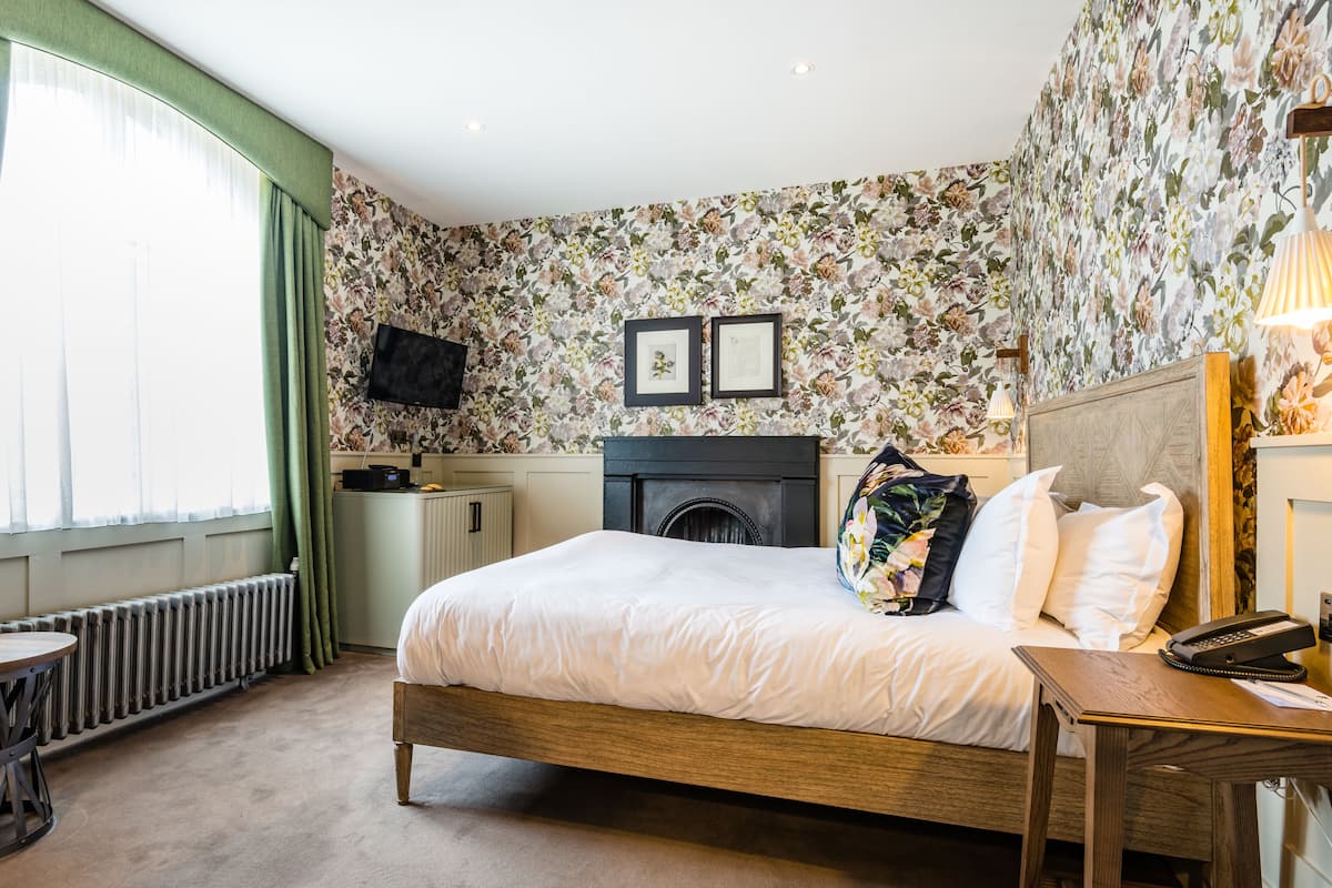 snug room | 1 bedroom, premium bedding, pillow-top beds, minibar