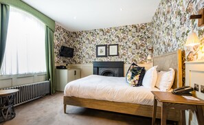 Snug Room | 1 bedroom, premium bedding, pillowtop beds, minibar