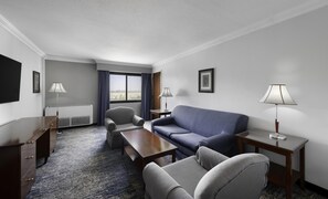 ميني بار وخزنة داخل الغرفة ومكتب ومساحة عمل للكمبيوتر المحمول