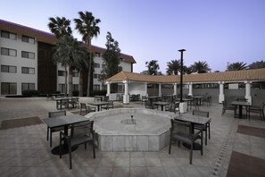 حيث تُقدم وجبات الإفطار، الغداء، العشاء، الأطباق ا لعالمية