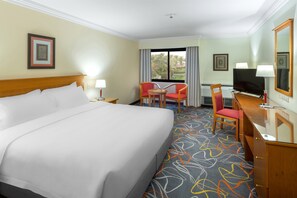 ميني بار وخزنة داخل الغرفة ومكتب ومساحة عمل للكمبيوتر المحمول