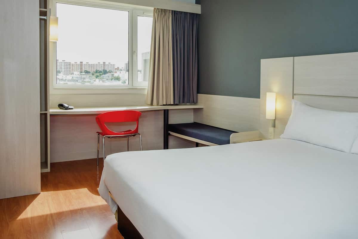 Minibar, in-room safe, desk, laptop workspace