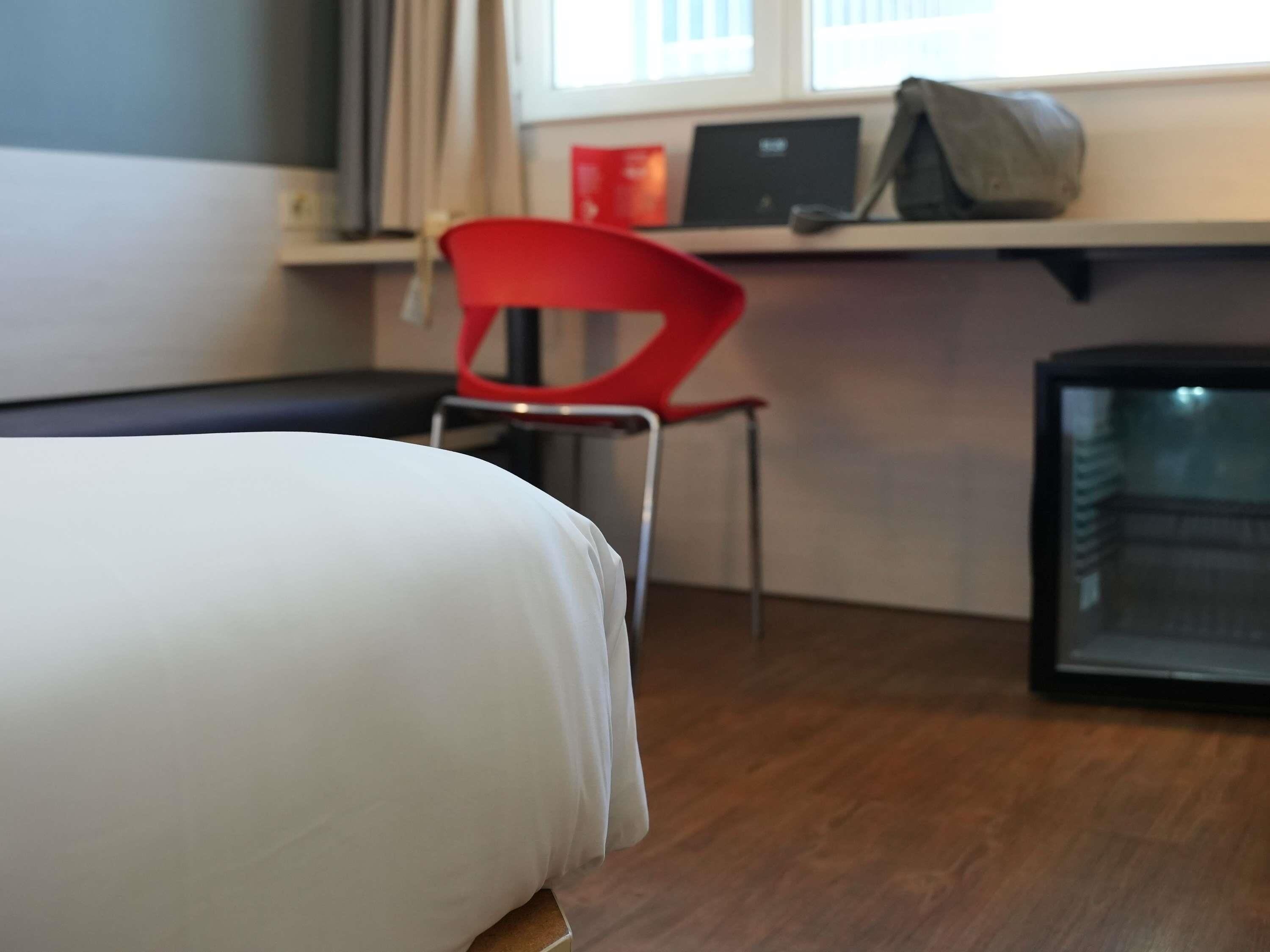 Minibar, coffres-forts dans les chambres, bureau