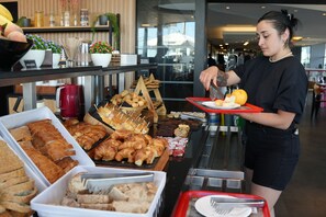 Daily buffet breakfast (USD 11 per person) - Hotel ibis Montevideo Rambla (Montevideo)