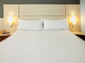 Chambre Standard, 1 lit double | Coffres-forts dans les chambres, bureau, rideaux occultants