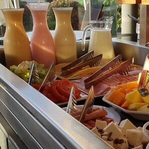 A buffet with various food items and beverages. - Hotel ibis Montevideo Rambla (Montevideo)