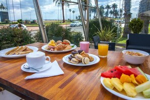 Se ofrece un desayuno bufé (11 USD por persona)