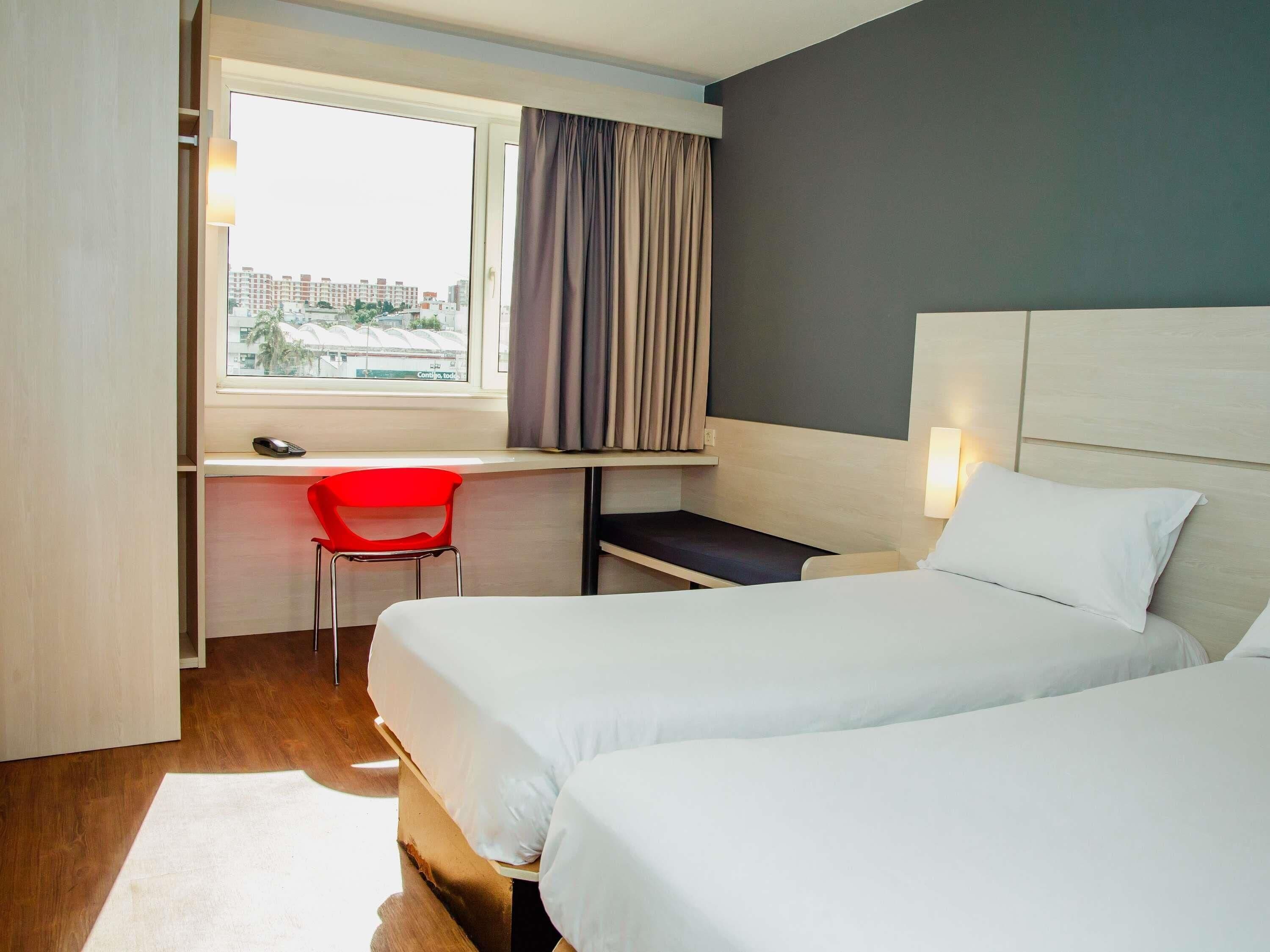 Standardzimmer, 2 Einzelbetten | Minibar, Zimmersafe, Schreibtisch, laptopgeeigneter Arbeitsplatz