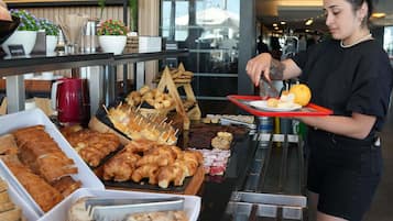 Tägliches Frühstücksbuffet (11 USD pro Person)