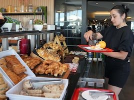 Desayuno buffet diario (USD 11 por persona)
