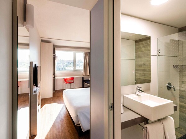 Minibar, in-room safe, desk, laptop workspace - Hotel ibis Montevideo Rambla (Montevideo)