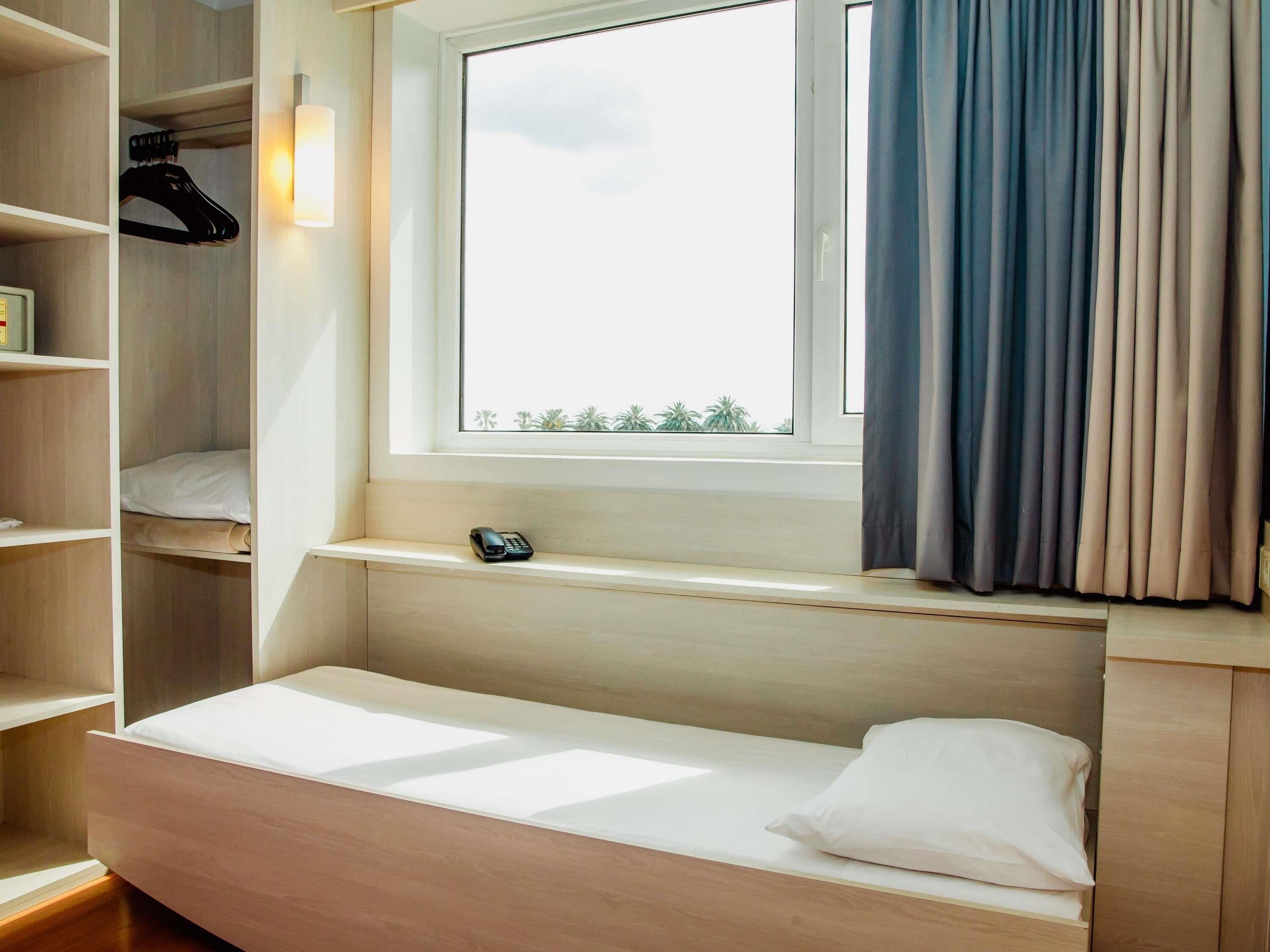 Minibar, coffres-forts dans les chambres, bureau