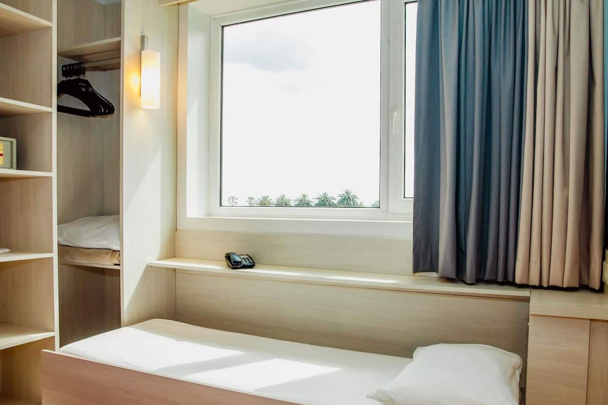 Minibar, coffres-forts dans les chambres, bureau