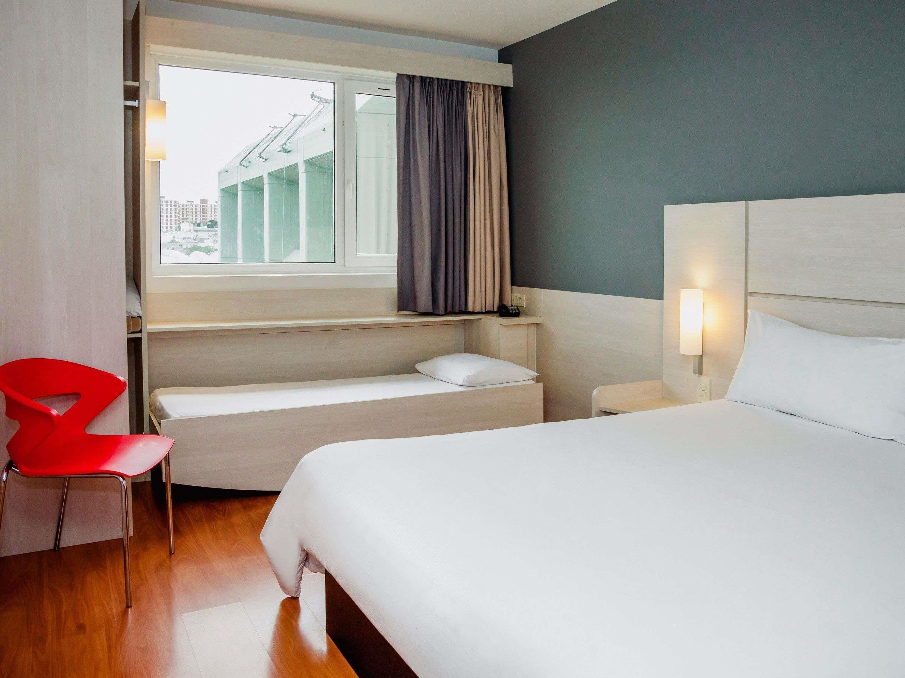 Standardzimmer (1 Double Bed and 1 Bed for children) | Minibar, Zimmersafe, Schreibtisch, laptopgeeigneter Arbeitsplatz