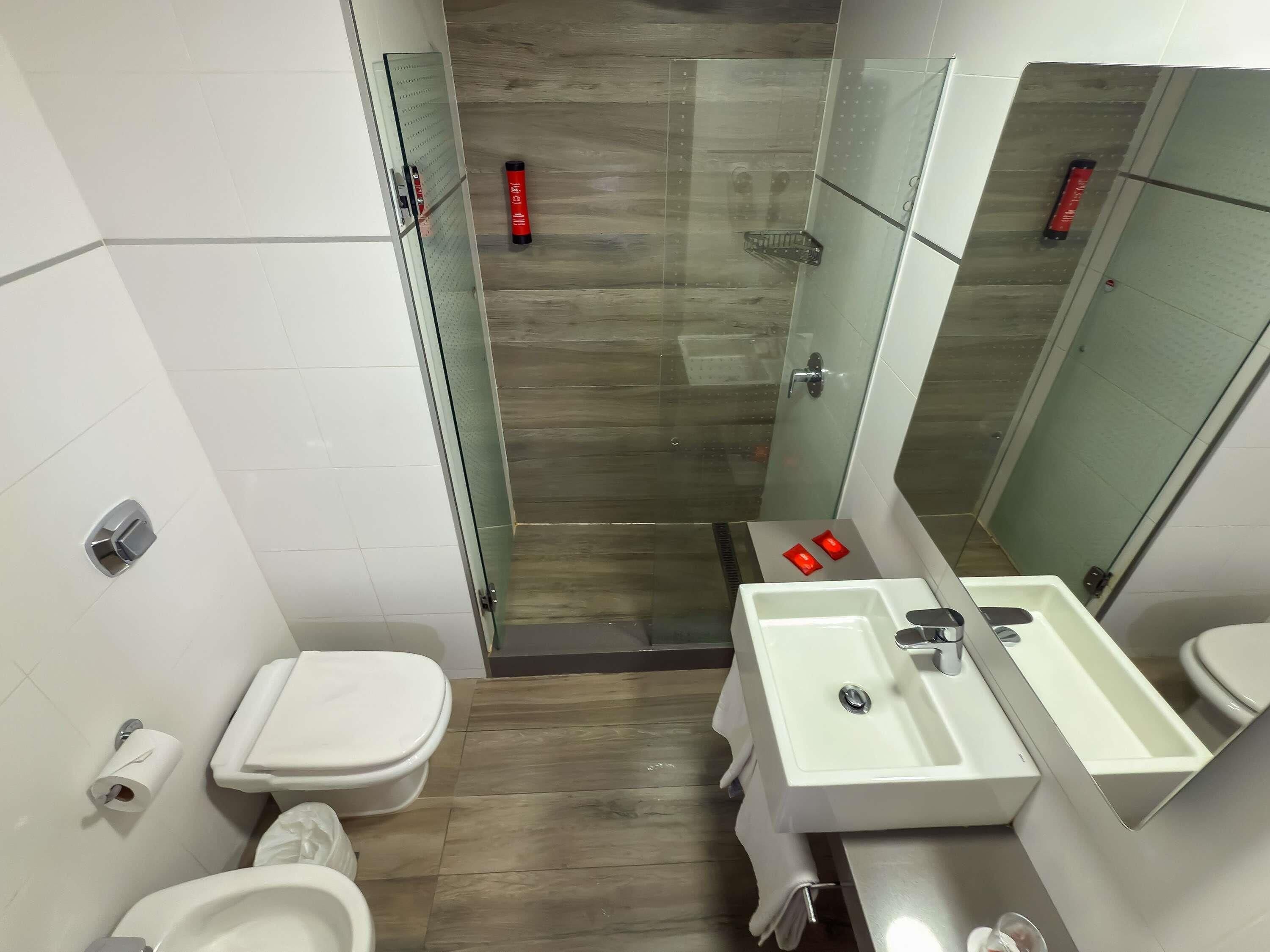 Un bany modern amb vàter, bidet i rentapousa.
