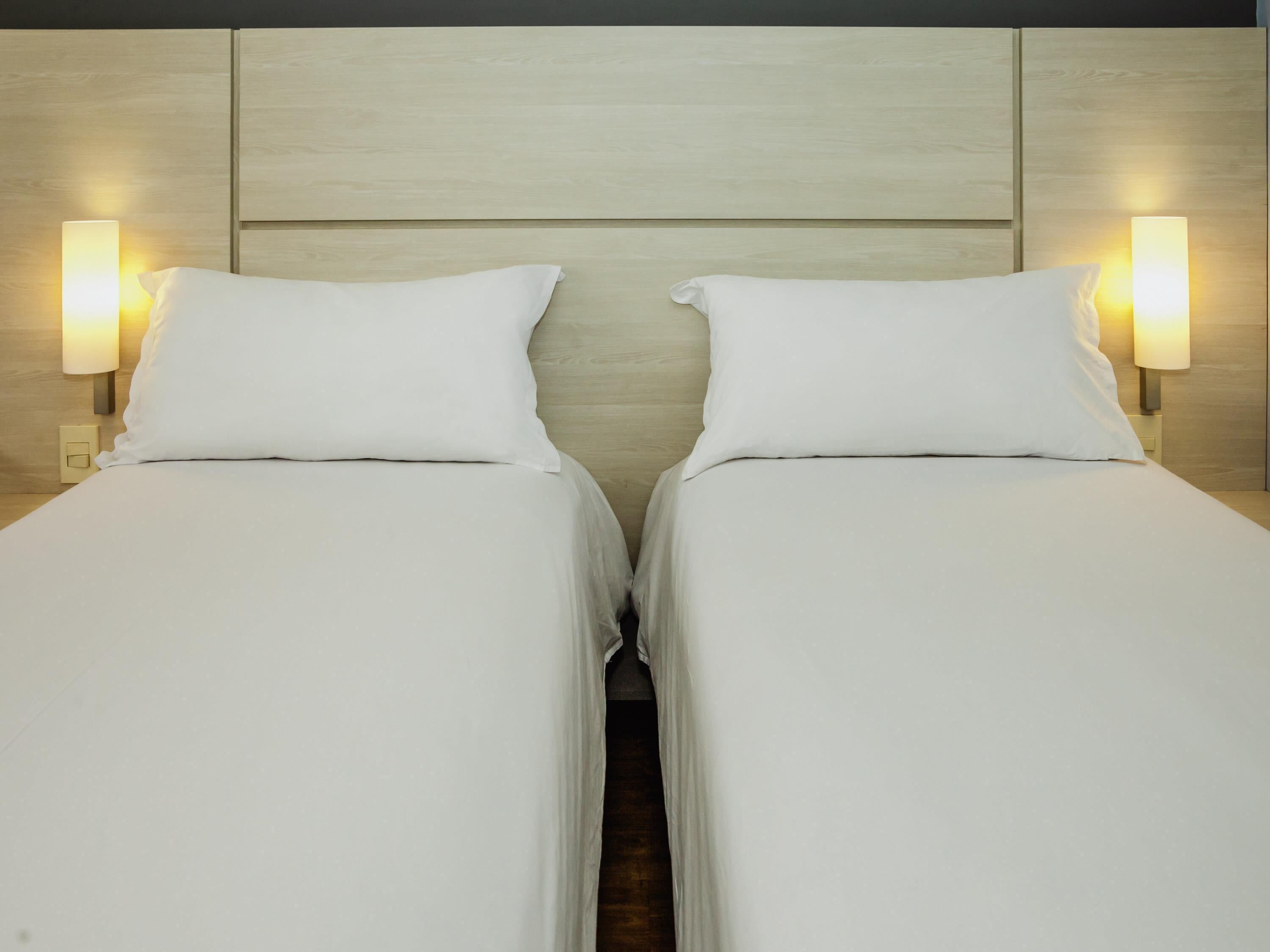 Een kluis op de kamer, een bureau, een laptopwerkplek