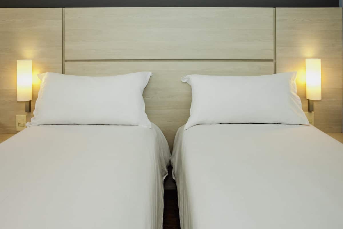 Een kluis op de kamer, een bureau, een laptopwerkplek