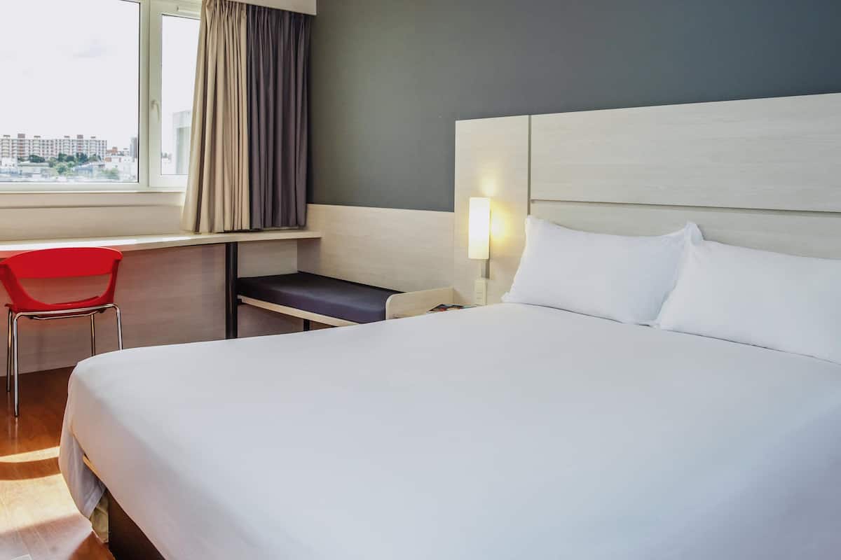 Habitación estándar, 1 cama matrimonial | Minibar, caja de seguridad en la habitación y escritorio