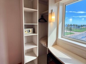 Minibar, in-room safe, desk, laptop workspace - Hotel ibis Montevideo Rambla (Montevideo)