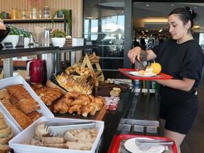 朝食 (ビュッフェ)、毎日提供 (有料)