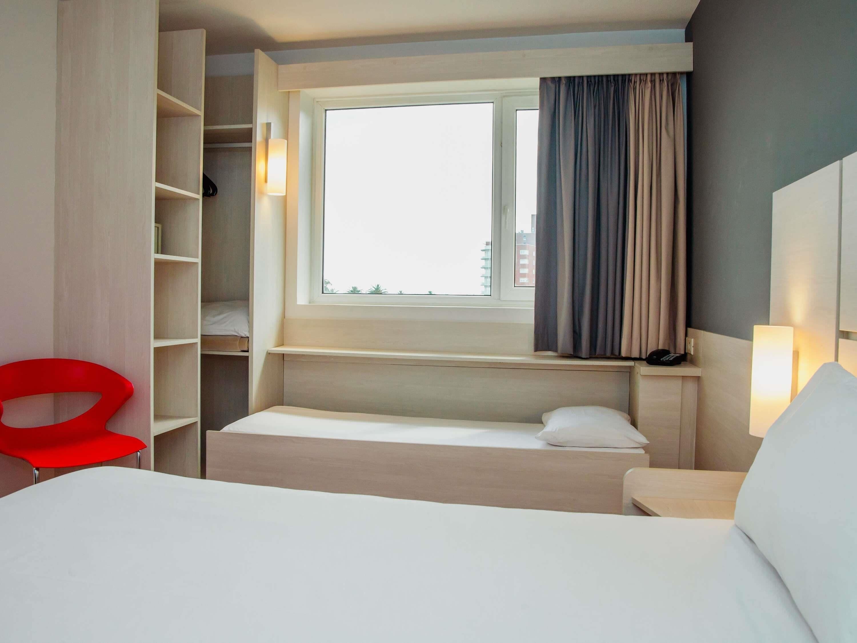 Een minibar, een kluis op de kamer, een bureau, een laptopwerkplek