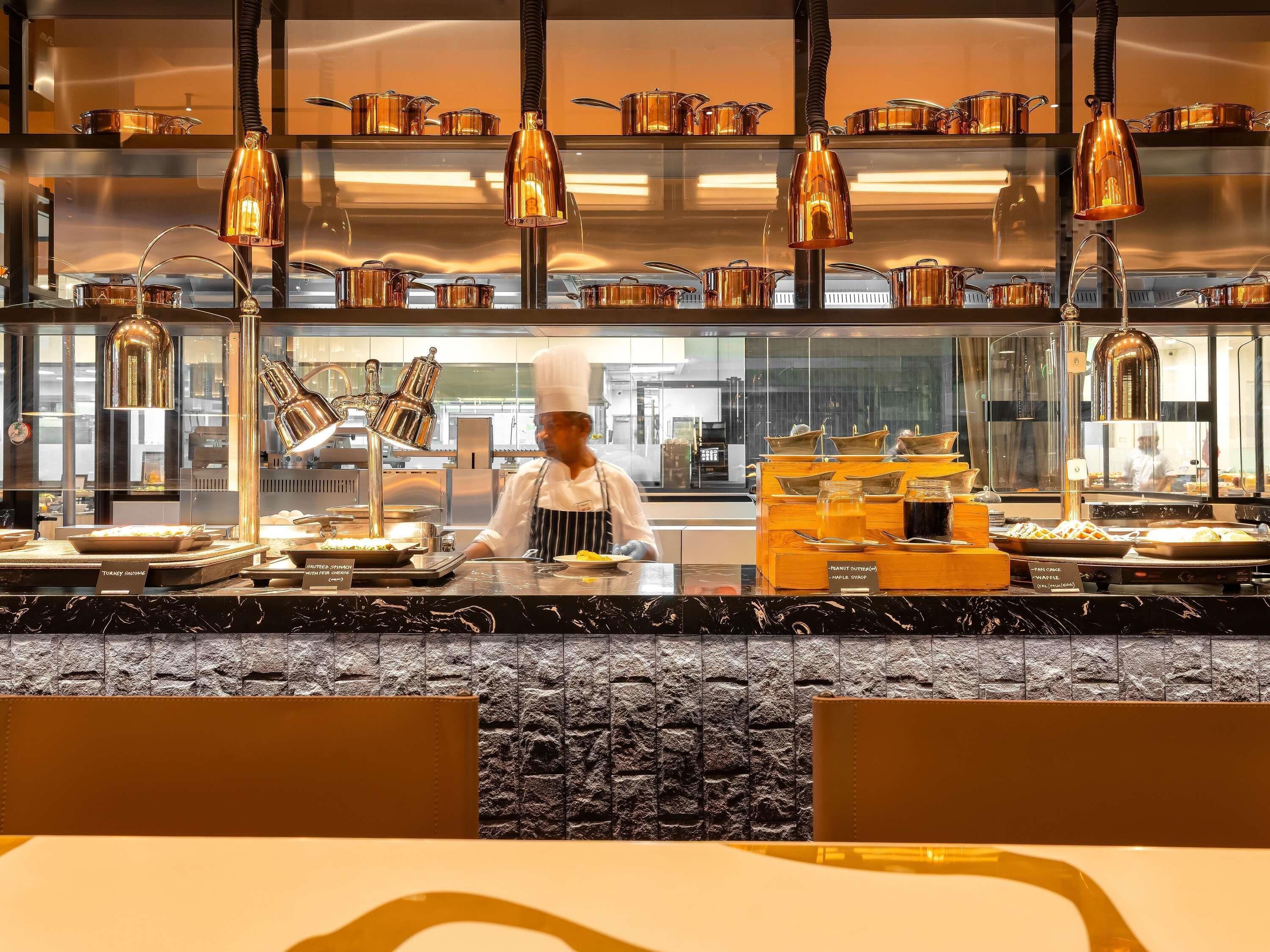 Desayuno buffet (AED 75 por persona) 