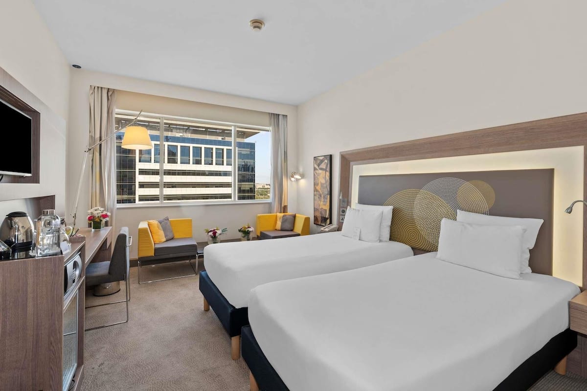 Minibar, coffres-forts dans les chambres, bureau