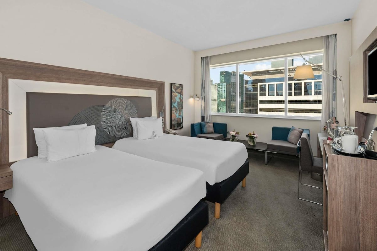 Minibar, coffres-forts dans les chambres, bureau