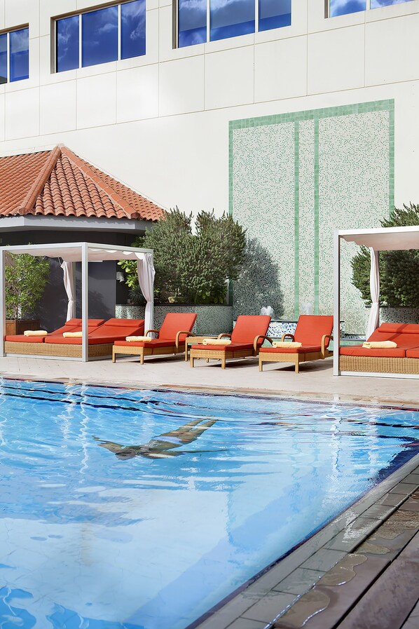 Piscine extérieure, parasols de plage, chaises longues