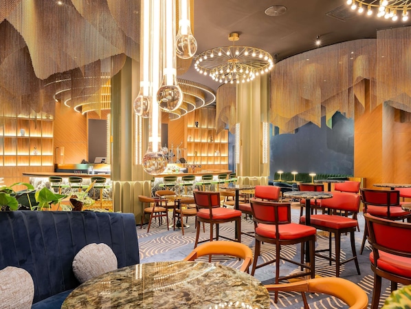 2 quầy bar/khu lounge, quầy bar bên hồ bơi 