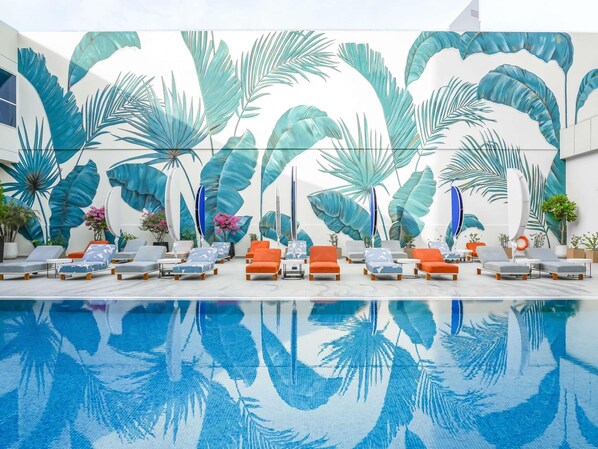 สระว่ายน้ำกลางแจ้ง, ร่มริมสระว่ายน้ำ, เก้าอี้อาบแดดริมสระ